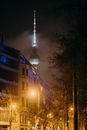 夜晚，柏林电视塔在城市街灯的映衬下亮起