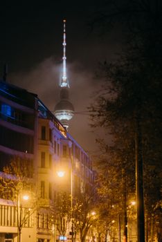 夜晚，柏林电视塔在城市街灯的映衬下亮起