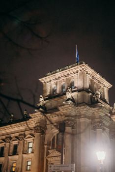 柏林国会大厦的夜间照片令人惊叹，展现了这座历史建筑的风貌