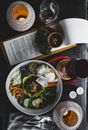 一份搭配新鲜食材的丰盛素食碗，为舒适的烛光晚餐增添了完美的健康之选