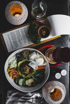 一份搭配新鲜食材的丰盛素食碗，为舒适的烛光晚餐增添了完美的健康之选