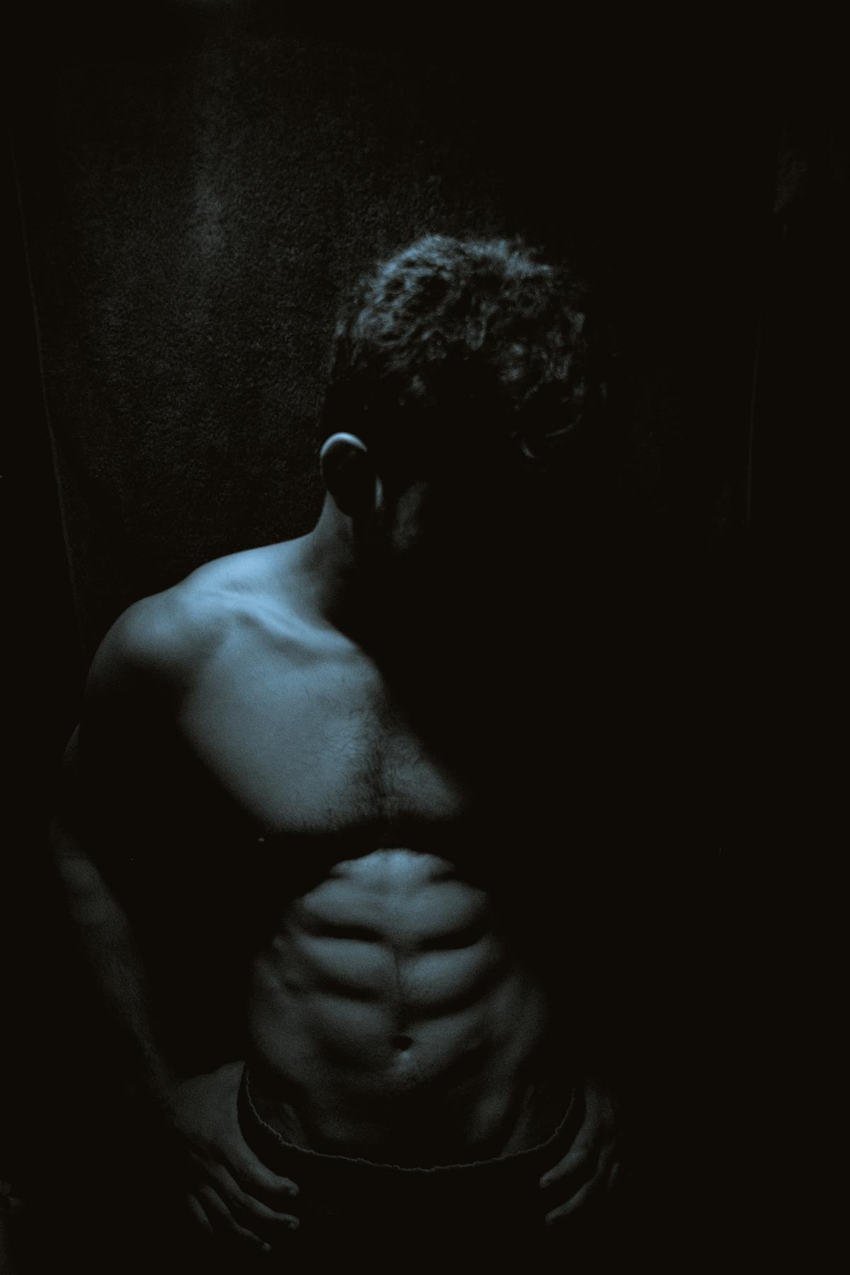 Healthy breakfast bowl with berries and nuts next to a clock representing time-restricted eating