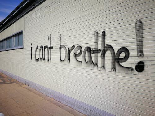 Free Wall With the Text I Can't Breathe Stock Photo