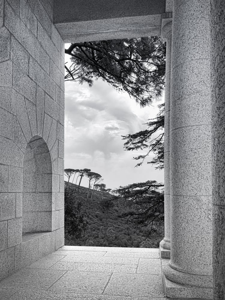 White Concrete Wall And Pilar Of Rhodes Memorial