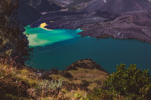 在阳光明媚的日子里，位于山区的湖泊风景如画，水面平静而干净