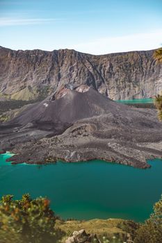 探索林贾尼山火山口湖与火山景观的宁静之美，尽在印度尼西亚龙目岛