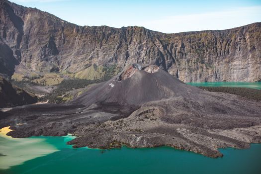 雄伟的林贾尼火山风景令人惊叹，其火山口湖中湖水清澈，四周岩石山脉环绕，万里蓝天