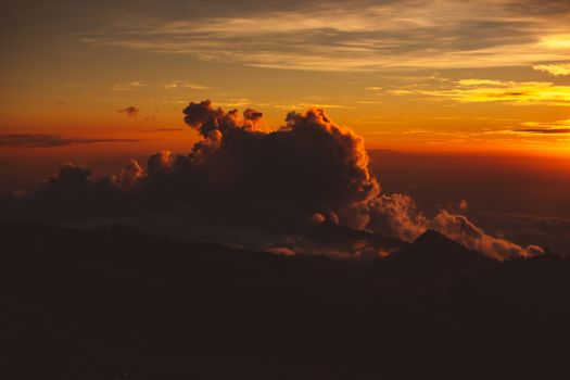 山脉上的日落令人惊叹，云层鲜艳，天空壮观
