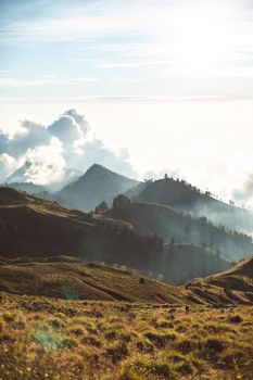 日出时分，云雾缭绕的山脉景色迷人，展现出宁静的自然美景