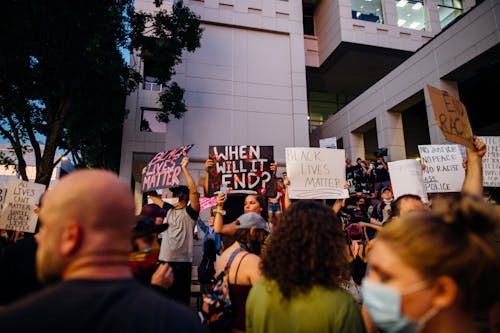 Demonstranten Halten Schilder Vor Dem Gebäude