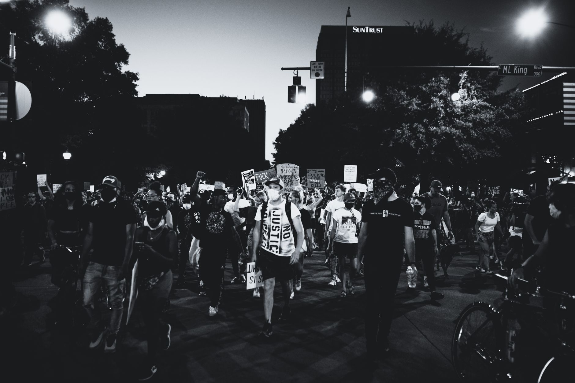 Gece bisikletli protestocular sokakta
