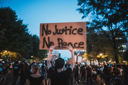 Bir Işaret Tutan Protestocu