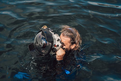 Mergulhador Irreconhecível Tirando Foto Em Equipamento Em Aqua Box