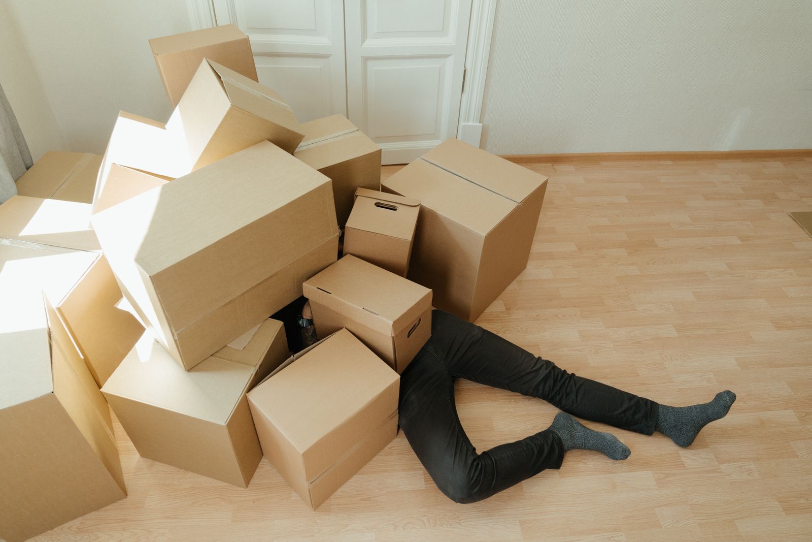 Kartons und Möbel in einer Wohnung vor der Auflösung