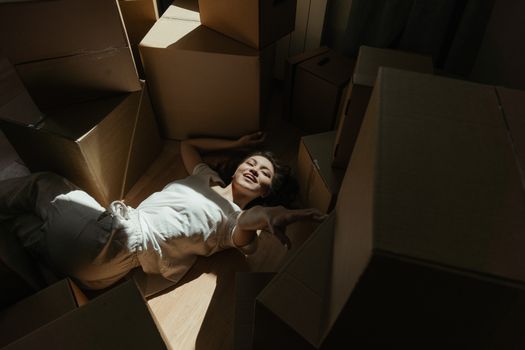 女人躺在移动的盒子里，随意享受着片刻的休息与幸福