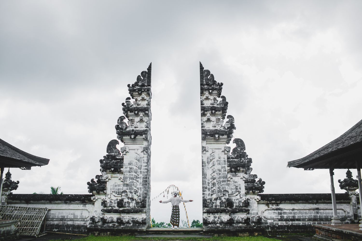 Gates of Heaven w świątyni Lempuyang na Bali z wulkanem Agung