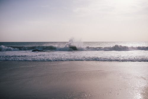 Океанские волны разбиваются о берег