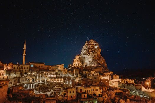土耳其卡帕多西亚的夜景星光璀璨，照明的洞穴住宅和岩层格外引人注目