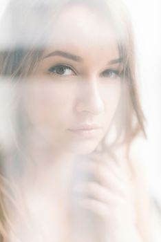 一幅柔和焦点的女性肖像，空灵动人，捕捉了情感与美丽