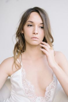 一位穿着无袖上衣的女子肖像安详，展现出优雅气质