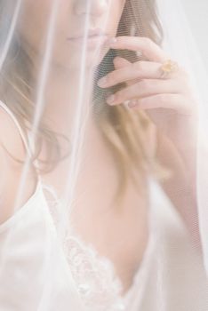 一位戴着面纱的女人，其特写肖像展现了优雅与微妙