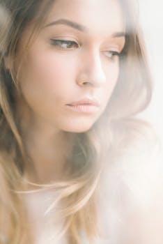 柔焦肖像中的淑女若有所思，更添美丽与情感