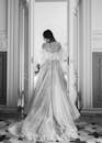 新娘身着婚纱，优雅地在室内拍摄黑白照片，尽显经典风韵