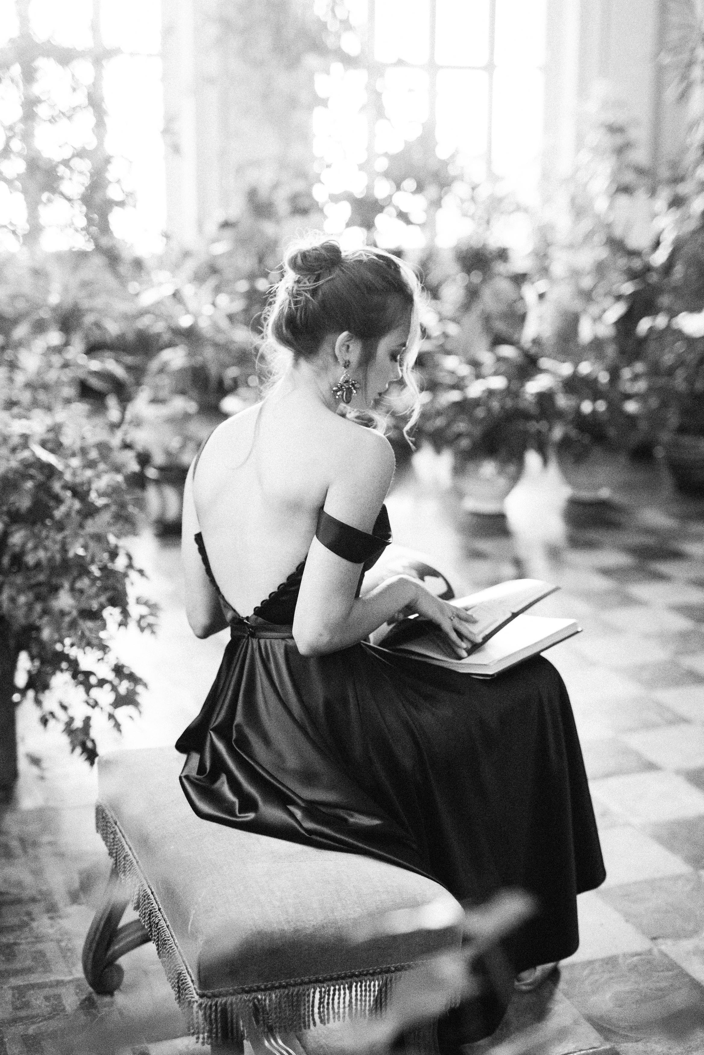 Free Základová fotografie zdarma na téma černé šaty, černobílý, čtení Stock Photo