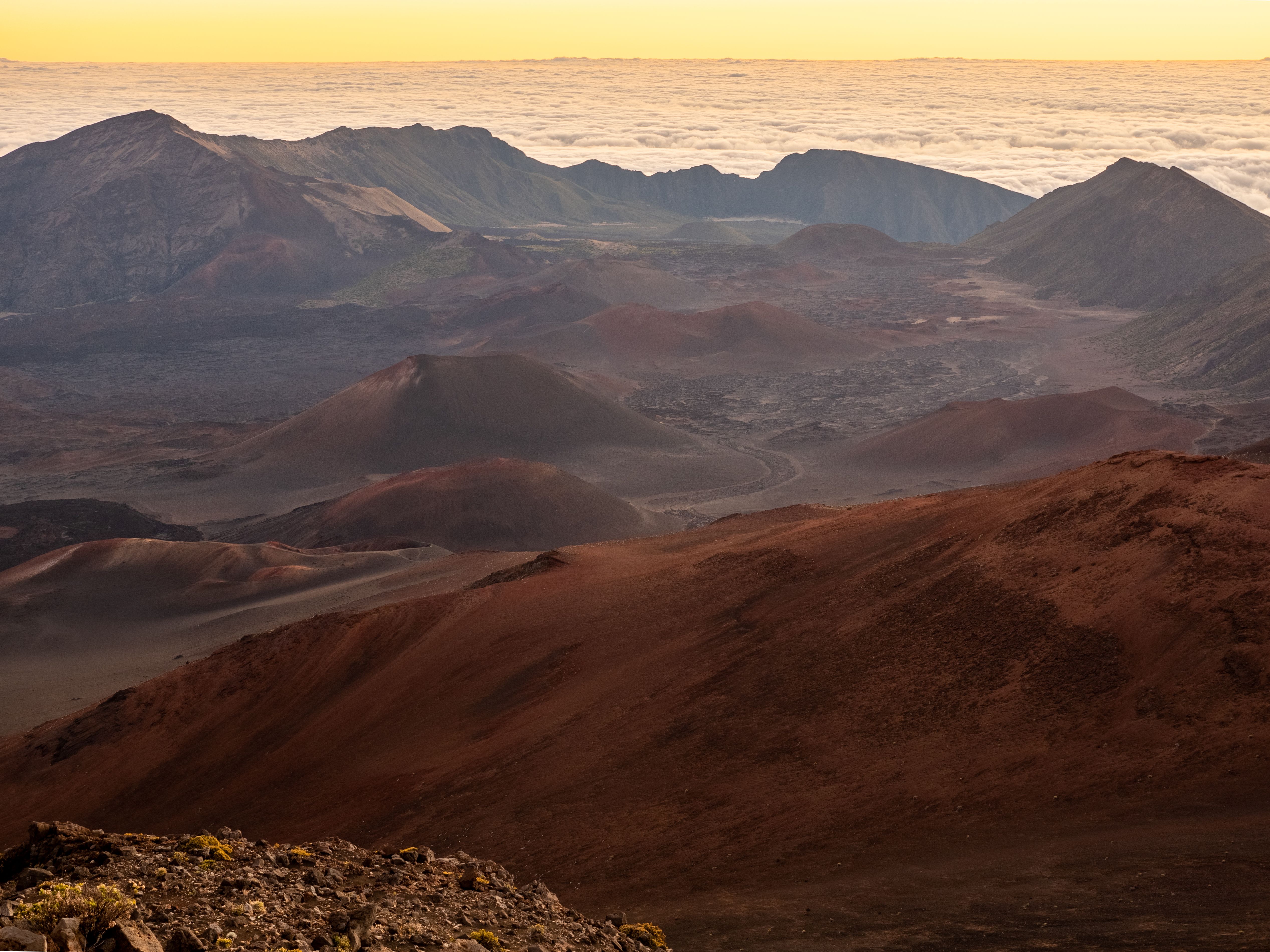 日出时分，火山口呈现出宁静而令人惊叹的景象