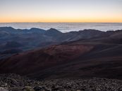 日出时分，您可以欣赏到哈雷卡卢火山令人惊叹的景色，那崎岖的山峰与云层尽收眼底