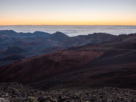 日出时分，您可以欣赏到哈雷卡卢火山令人惊叹的景色，那崎岖的山峰与云层尽收眼底