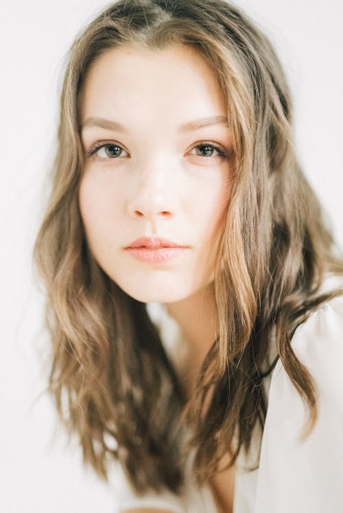 Mujer Con Cabello Rubio Y Lápiz Labial Rojo