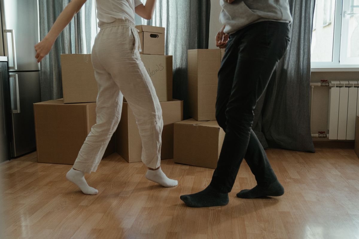 Cajas de mudanza en un piso