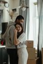 一对幸福的夫妇在新公寓的搬家箱里拥抱，庆祝新的开始