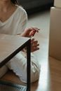 一名妇女在室内用螺丝刀组装桌子
