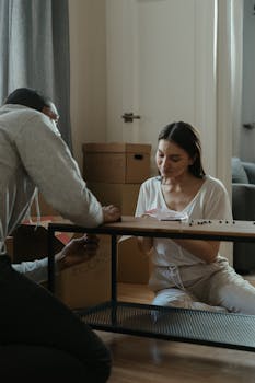 夫妇在新家拆箱组装咖啡桌