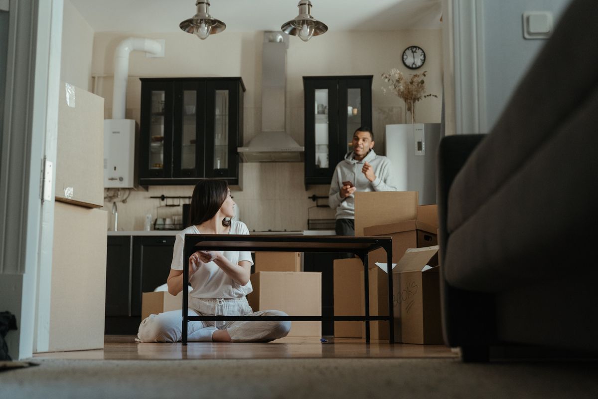 Equipo retirando muebles de un piso