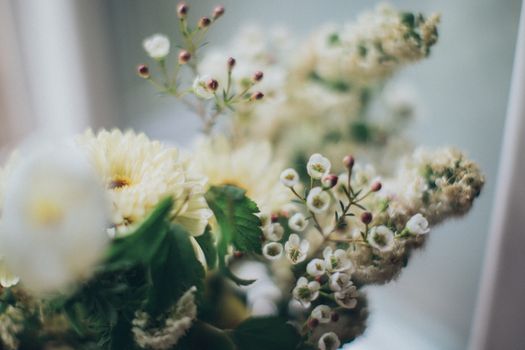 一张软焦照片，画面中是一束优雅精致的白色花束，非常适合用作装饰