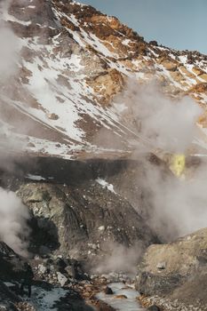 火山地形壮丽，蒸汽升腾，展现出自然界粗犷而戏剧性的景观