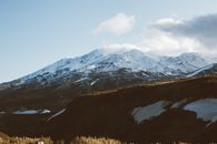 蔚蓝的天空下，雪山和崎岖的地形令人惊叹