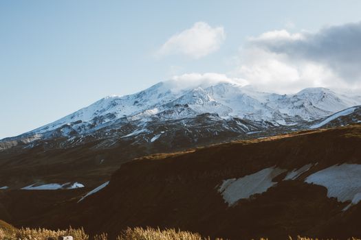 蔚蓝的天空下，雪山和崎岖的地形令人惊叹