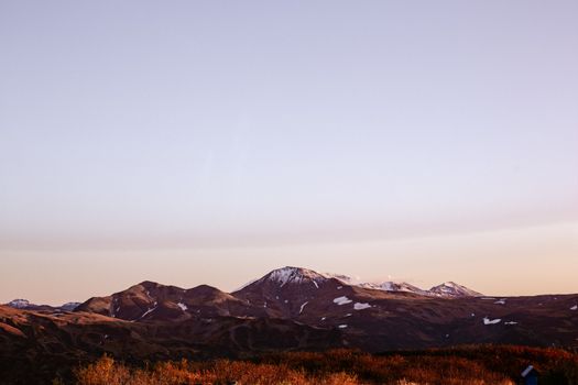黄昏时分，天空晴朗，白雪皑皑的山脉景色宁静