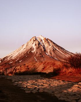 日落时分，白雪皑皑的山峰景色壮丽，展现了自然的美丽与宁静