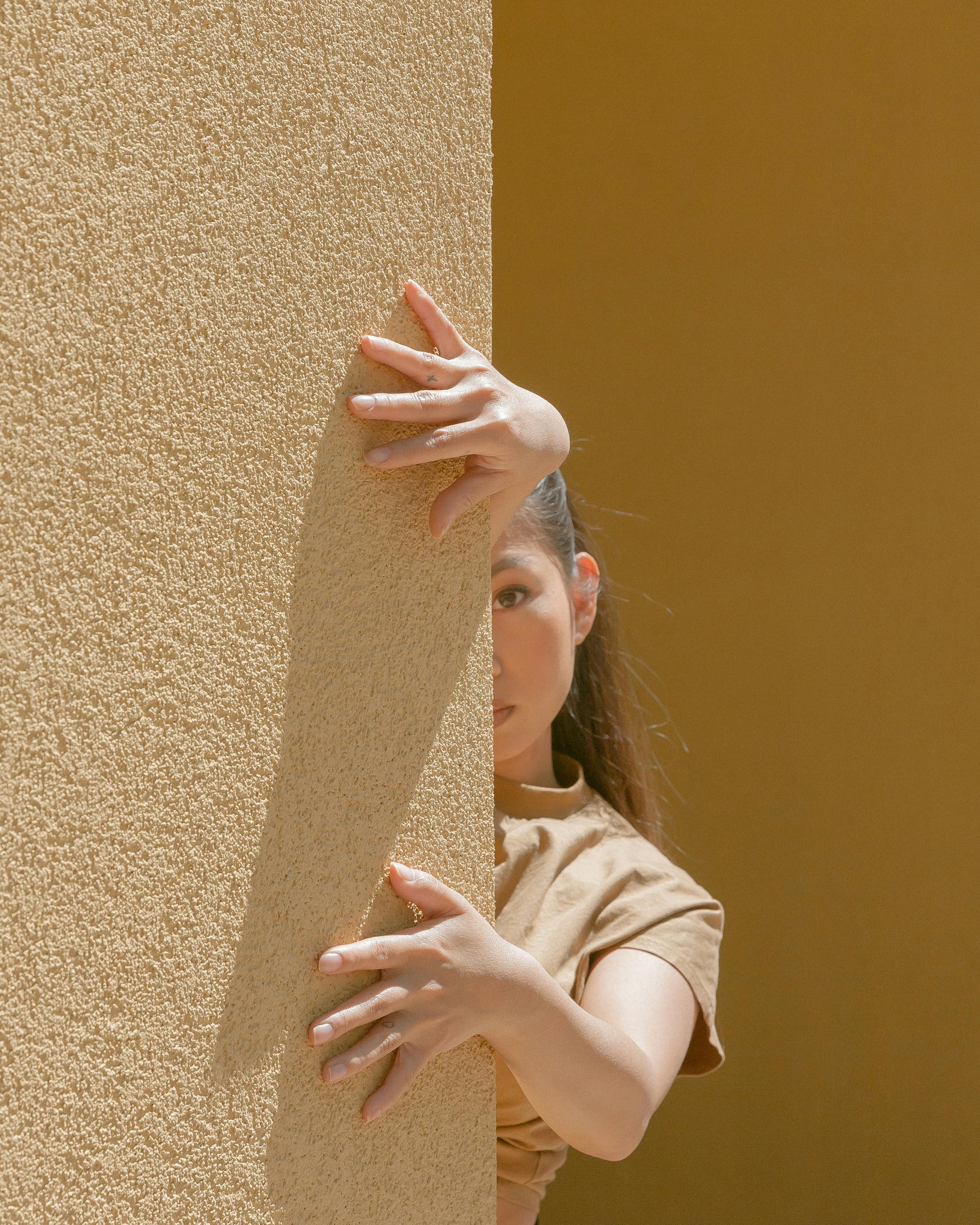 Gratis Wanita Etnis Muda Melihat Kamera Foto Stok