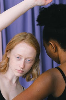 两个女人的特写肖像在紫色背景的衬托下，展现了多样性与对比