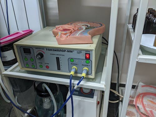 Machine for throat irrigation in hospital