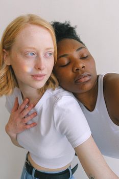 特写镜头中，一对深情的异族女同性恋夫妇正分享着亲密时刻