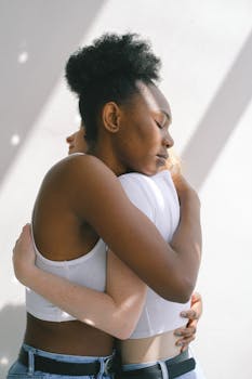 一对跨种族夫妇在明亮、阳光明媚的室内环境中充满爱意地拥抱，传递着温暖与爱意