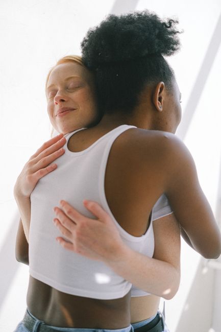 Fotomural Un abrazo amoroso entre una pareja, simbolizando afecto y diversidad.