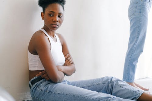 Femme Assise Sur Le Sol Avec Ses Bras Croisés